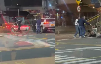 Los delincuentes se movilizaron en un Mazda de color rojo. Sacaron a los dueños de la camioneta y se llevaron el vehículo. Foto: Captura de video/Redes sociales. 