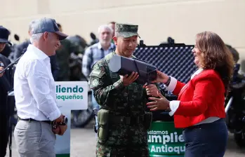 El gobernador de Antioquia, Andrés Julián Rendón, y el brigadier general Carlos Eduardo Caycedo Bocanegra, comandante de la Cuarta Brigada, durante la entrega de equipos antidrones y motocicletas financiados con la tasa de seguridad departamental. FOTO: Cortesía
