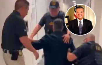 El senador fue expulsado de la conferencia que estaba dando Kristi Noem, secretaria de Seguridad de Estados Unidos. A las afueras del recinto fue tirado al suelo y esposado por agentes del FBI. FOTO: Tomada de redes sociales
