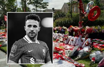Después de conocer la muerte del jugador portugués de 28 años, los hinchas y aficionados del futbol llenaros las calles de la ciudad de Liverpool y las afueras en Anfield con homenajes a Diogo Jota. FOTO: AFP Y LIVERPOOL