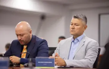 A la izquierda está David Herley Guzmán Ramírez, coronel retirado, hoy en juicio ante la JEP por presuntas ejecuciones extrajudiciales. FOTO: JURISDICCIÓN ESPECIAL PARA LA PAZ.