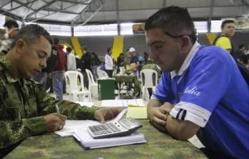 Para quienes cumplieron con el servicio militar obligatorio, la solución a ese déficit de semanas podría estar en el certificado de licenciamiento. FOTO: El Colombiano