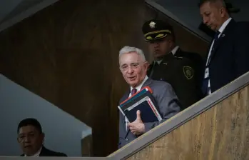  El expresidente Álvaro Uribe Vélez, salió de las instalaciones de los juzgados de Paloquemao, posterior a su declaración en el juicio por presunto soborno y manipulación de testigos. (Colprensa - Cristian Bayona).