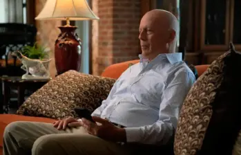 La esposa de Willis explicó que, aunque el lenguaje “se le está yendo”, la familia ha encontrado maneras distintas de comunicarse con él. FOTO: AFP