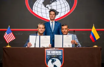 El secretario de Defensa, Pete Hegseth (izquierda) se reunió en Panamá con el ministro de Defensa, Jorge Mora (derecha). FOTO: @SecWar