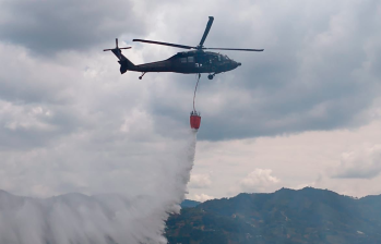 A través del equipo Bambi Bucket, la Fuerza Aeroespacial realizó este jueves 81 descargas de agua para atender el incendio en los Cerros Orientales de Bogotá. FOTO: REFERENCIA/FUERZA AEROESPACIAL