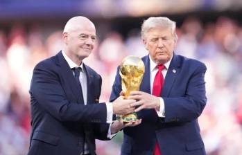 El presidente de la Fifa, Gianni Infantino, levanta el trofeo de la Copa del Mundo con el presidente de Estados Unidos, Donald Trump, en el estadio MetLife en la final de Norteamérica 2026. Foto: AFP