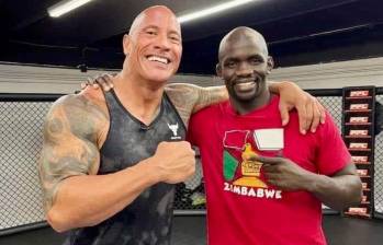 El actor Dwayne Douglas Johnson y el luchador de la UFC, Themba Gorimba. FOTO: Captura video Twitter TheRock