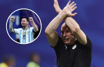 Lejos de ser un desplante, el estratega ejecutaba el estricto código visual aprobado por la Fifa para alertar sobre insultos discriminatorios en la cancha. FOTO: AFP