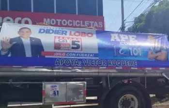 Carrontanque circulando en Aguachicha con propaganda política. Foto: redes sociales