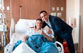 Víctor Velázquez presidente de Cruz Azul visitando a Kevin Mier quien fue operado de su pierna derecha. FOTO: Tomada de X @Victor_VelRan