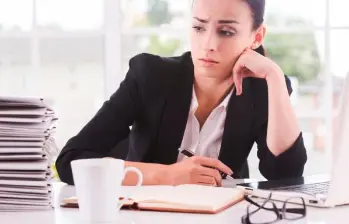 Una mujer revisa ofertas laborales en su computador tras sentirse estancada en su empleo actual. FOTO: iStock