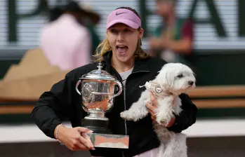 En apenas 1 hora y 22 minutos, la octava del mundo desactivó la resistencia de Maja Chwalinska para levantar su primera Copa de los Mosqueteros y emular las hazañas de las leyendas adolescentes. FOTO: AFP