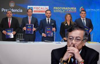 Abelardo de la Espriella y José Manuel Restrepo presentaron ante la Fiscalía, la Procuraduría y la Contraloría un libro con las presuntas irregularidades halladas durante administración de Gustavo Petro. Fotos: Presidencia y Colprensa
