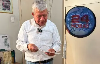 En su casa, en el sur de Bogotá, José Francisco Rincón conserva computadores viejos donde mantiene el archivo que ha digitalizado de 24 Horas con apoyo de discos duros. Foto: Víctor Cabezas