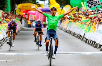 Sebastián Castaño, de 28 años, celebró este viernes en Pereira durante la séptima etapa del Clásico RCN. FOTO CORTESÍA ÁNDERSON BONILLA-CICLISMO EN LÍNEA