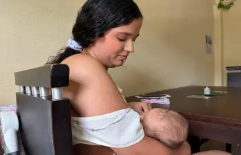 Imagen de la madre amamantando a su bebé en su hogar. FOTO: Cortesía
