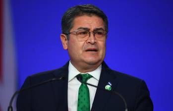 Hernández, presidente de Honduras desde 2014 a 2022, fue extraditado a Estados Unidos desde Honduras después de que presentaran cargos relacionados con narcotráfico y armas de fuego en su contra. FOTO: AFP