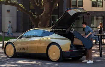 El despliegue del Cybercab en las vías de Austin marca el inicio de una nueva generación de vehículos autónomos que eliminan por completo la presencia de pedales y volante. FOTO: Tesla