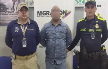 Uno de los detenidos por agentes migratorios y la Policía en el aeropuerto José María Córdova. FOTO: Cortesía
