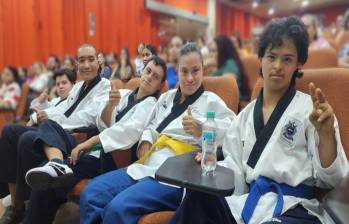 Participantes del programa Sindis tras una presentación en las instalaciones del Politécnico. FOTO: Cortesía