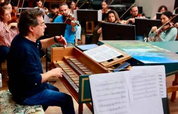 Alejandro Posada y los músicos de la Orquesta de Eafit prepararon la pieza de Telemann. Foto: Manuel Saldarriaga.