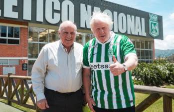 El ex primer ministro Boris Johnson recorrió las instalaciones del club verdolaga, vistió la camiseta verde y blanca y pateó el balón en las canchas del complejo antioqueño. FOTO: Tomada de redes sociales @nacionaloficial