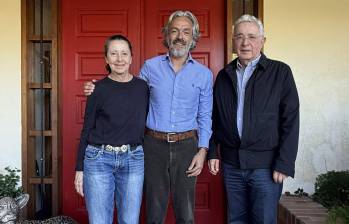 De izquierda a derecha: Lina Moreno de Uribe, ex primera dama de la Nación; el excandidato Juan Daniel Oviedo y el expresidente Álvaro Uribe. Foto: Redes sociales.