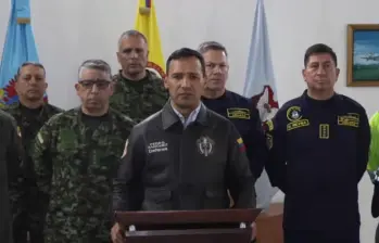El ministro dio el anuncio acompañado de diferentes funcionarios de la Fuerza Pública. Foto: captura de video.