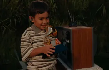 La imagen del niño que recibió el gramófono de manos de Bad Bunny durante su show en el medio tiempo del Super Bowl. FOTO: Captura de video NFL