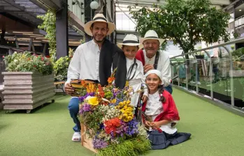 Una familia silletera en uno de los eventos del centro comercial Mayorca. FOTO: Cortesía