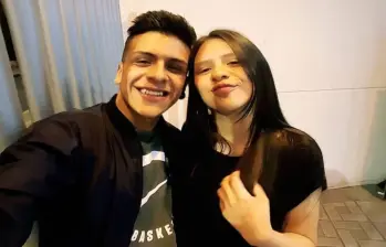 A la izquierda, Dylan Cruz Medina, joven asesinado por la Policía en 2019. A la derecha su hermana Mayerly. FOTO: imagen tomada de redes.