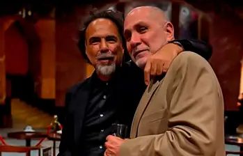 El abrazo de la reconciliación entre Alejandro González Iñárritu y Guillermo Arriaga Jordán. FOTO tomada de Instagram @mariana_arriaga