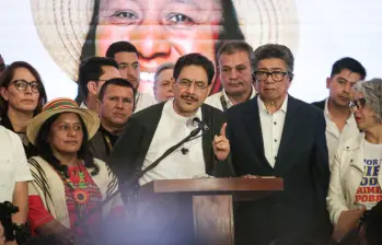El candidato Iván Cepeda y su equipo de campaña. Foto: Colprensa