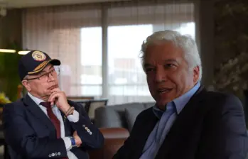 Carlos Alonso Lucio, del equipo del gobierno electo, habla de la supuesta extradición del presidente Gustavo Petro. Foto: Colprensa y captura de video