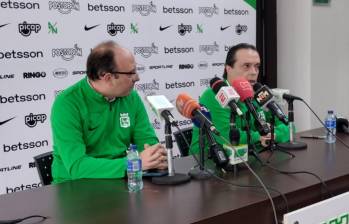 El presidente de Atlético Nacional, Mauricio Navarro, y el director deportivo, Esteban Escobar, en rueda de prensa con medios de comunicación hablando sobre la actualidad del club. FOTO:JOHN ERIC GÓMEZ