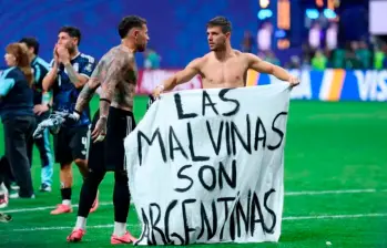 Los futbolistas argentinos mostraron una bandera con contenido político después de la semifinal del Mundial de Norteamérica. Foto: tomada de X 