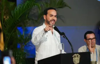 El presidente Abelardo De la Espriella advirtió a alcaldes y gobernadores, desde Mompox, que no permitirá en su Gobierno que los mandatarios regionales hagan contactos clandestinos con terroristas. Foto: Presidencia