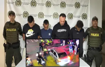 Adelante, una de las capturas realizadas por la Policía. Atrás, los señalados de conformar la banda delincuencial. FOTO: Cortesía
