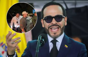 El presidente Abelardo de la Espriella estuvo con chaleco y con un arma patrullando junto a la Policía y al Ejército las calles de Santa Marta. Fotos: Colprensa y captura video @ABDELAESPRIELLA