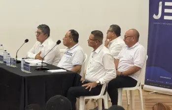 La Jurisdicción Especial para la Paz (JEP) dio un paso decisivo en el Caso 01 al sentar en el banquillo a los máximos responsables de los secuestros ejecutados por el Bloque Caribe de las Farc. FOTO: JEP / Colprensa