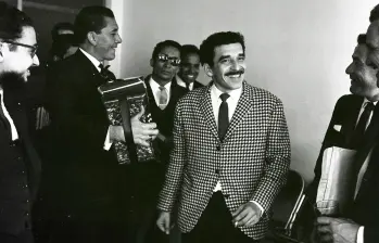 Homenaje de Letras Nacionales a Gabriel García Márquez en 1967, el año de la publicación de Cien años de soledad. El libro hizo al colombiano una figura continental . FOTO Fondo Nereo López/ cortesía biblioteca nacional.