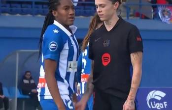 La jugadora colombiana del Espanyol, Daniela Caracas, y la defensa del Barcelona, Mapi León, al momento de tener su controvertido encuentro en la cancha. FOTO: CAPTURA DE VIDEO