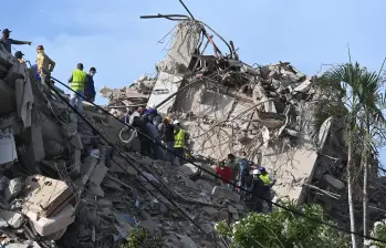 Equipos de rescate nacionales e internacionales continúan las labores de búsqueda entre los escombros en La Guaira, la zona más afectada por los terremotos en Venezuela. FOTO: AFP