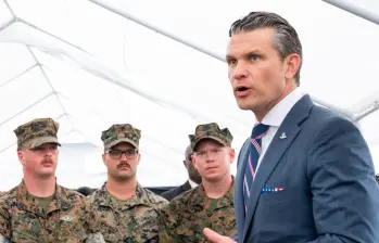 El secretario de Defensa (Guerra) de Estados Unidos, Pete Hegseth, insiste en que los ataques de su país contra embarcaciones en el Caribe y el Pacífico son legales. FOTO: Tomada de X @SecWar
