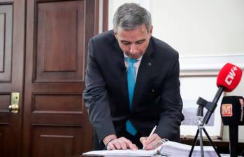 El Ministerio de Hacienda giró $300.000 millones al Fondo Empresarial para atender las necesidades inmediatas de liquidez del sector eléctrico. FOTO COLPRENSA