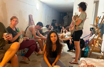 Miles de personas se refugiaron en los búnkeres que hay en las diferentes ciudades de Israel para protegerse de los misiles. FOTO: Tomada de X @Israel_Avia