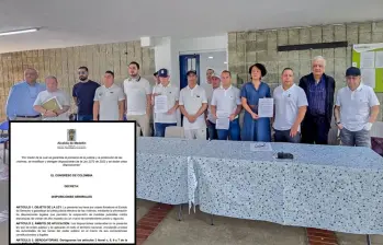 Adelante, el proyecto de Ley presentado por la Alcaldía. Atrás, Mesa de Diálogo del Proceso de Paz Urbana que se lleva en el Valle de Aburrá, en la cárcel de Alta Seguridad de Itagüí. Foto: Santiago Olivares Tobón.