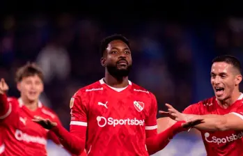 El colombiano Álvaro Angulo celebra el golazo marcado en La Bombonera para el triunfo de Independiente como visitante ante Boca Juniors. FOTO TOMADA X @Independiente