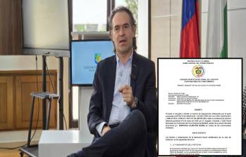 Adelante, la decisión judicial. Atrás, el alcalde de Medellín Federico Gutiérrez. Foto: Sebastián Carvajal.